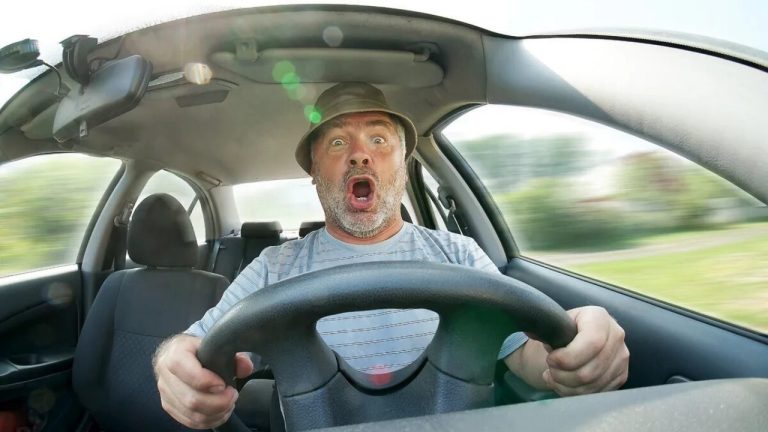 Хитрые лайфхаки, которые спасут стекла машины от запотевания