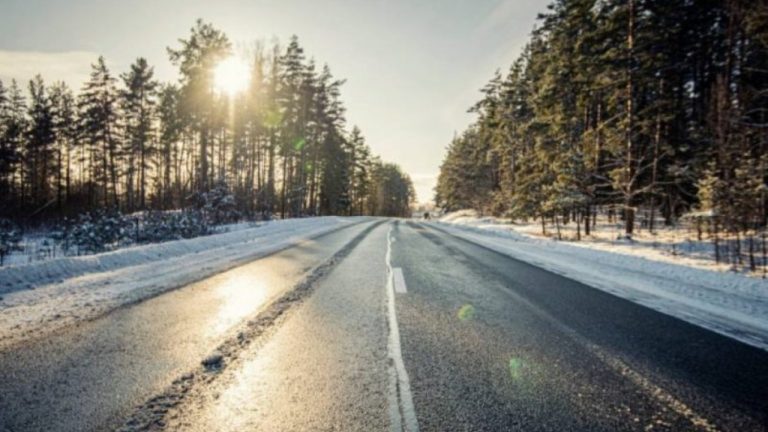 Гололёд парализовал дороги: водителям советуют быть предельно осторожными