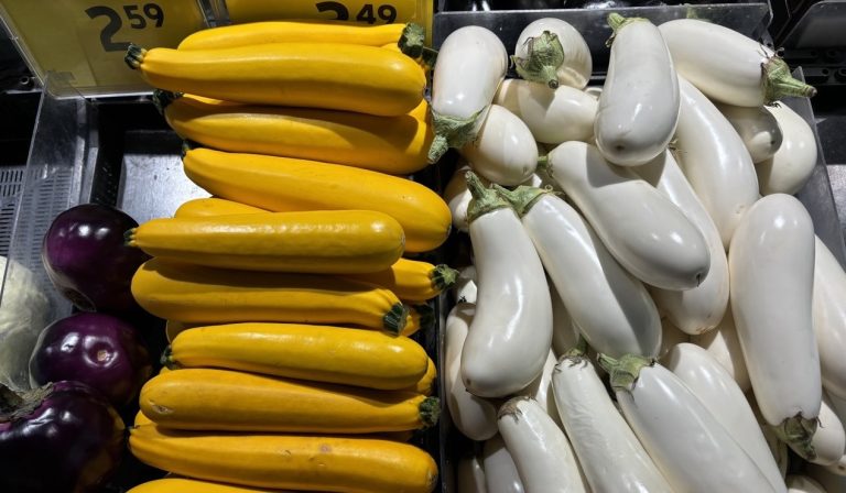 Сельские магазины Латвии теряют покупателей, а владельцы вынуждены работать за кассой