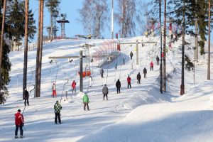 «Обязательная добровольность»: в Латвии разгорелась дискуссия о рождественских лотереях на работе (+опрос)
