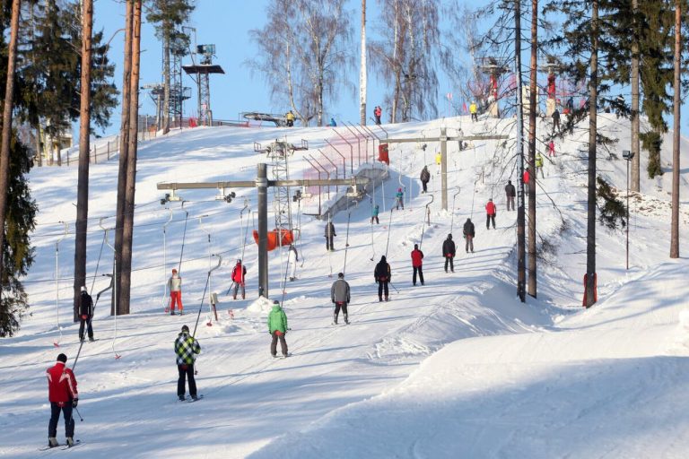 Снег в помощь: горнолыжные трассы Латвии готовятся к открытию сезона