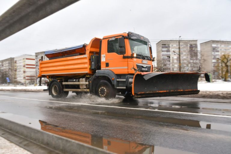 Скользкие трассы осложняют движение по всей Латвии: где самые опасные участки