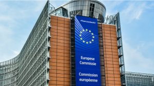 Скользкие трассы осложняют движение по всей Латвии: где самые опасные участки