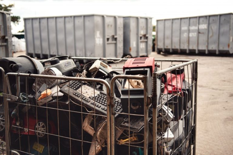 «Что небезопасно - не храни»: в Риге стартует бесплатный приём старой техники