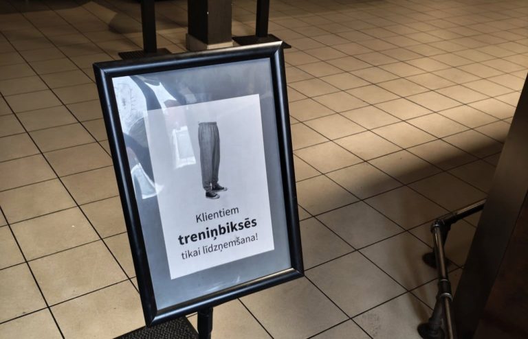 Клуб в Елгаве ограничил посетителей в спортивных штанах и получил резкую реакцию (+опрос)