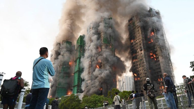 Крупнейший пожар в жилом комплексе Гонконга: 13 погибших и десятки пострадавших