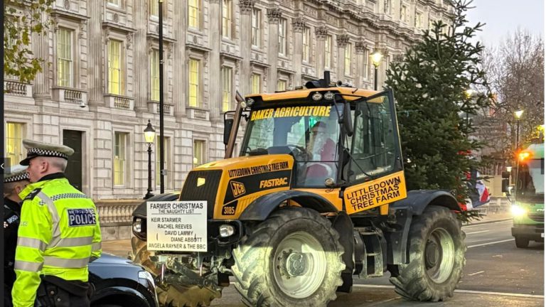 Фермеры на тракторах осадили парламент в Лондоне