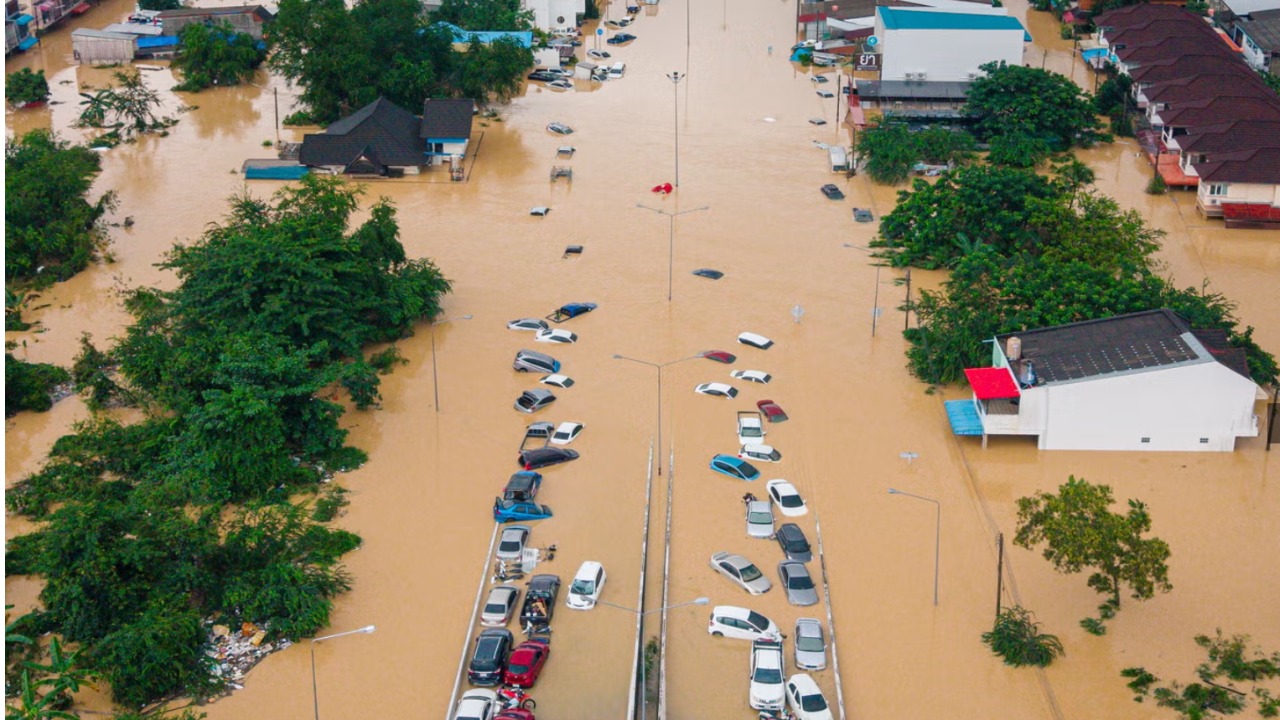 Cмертоносное наводнение в Таиланде: люди спасаются на крышах домов: пострадали миллионы жителей