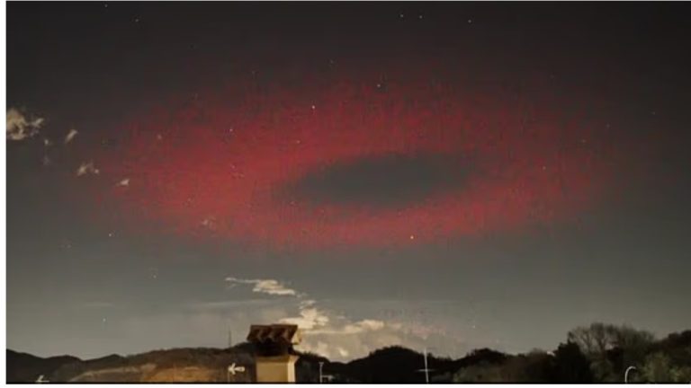 НЛО? В Италии во второй раз появилось загадочное красное кольцо в небе