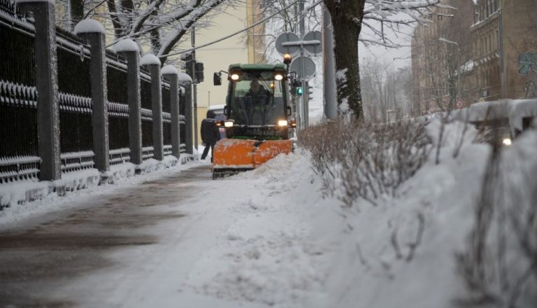 87 единиц техники и усиленные меры: как Рига справляется с первым снегом сезона