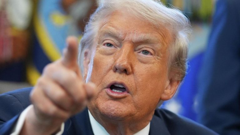 Трамп хочет пересмотреть грин-карты выходцев из 19 стран и поставить миграцию на паузу