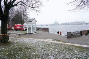 В Даугаву упал автомобиль. Идёт спасательная операция