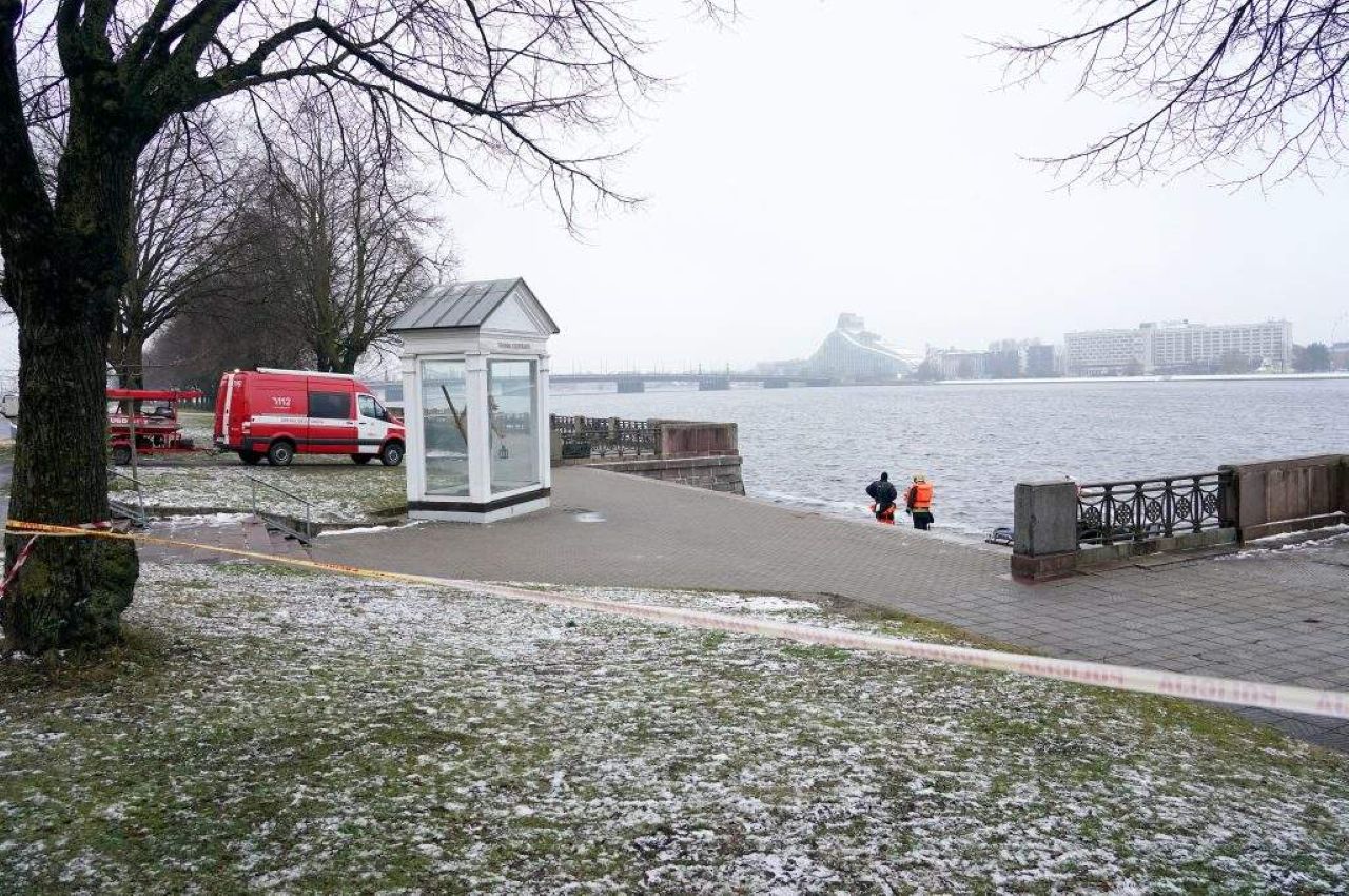 Спасатели извлекли водителя из упавшего в Даугаву автомобиля