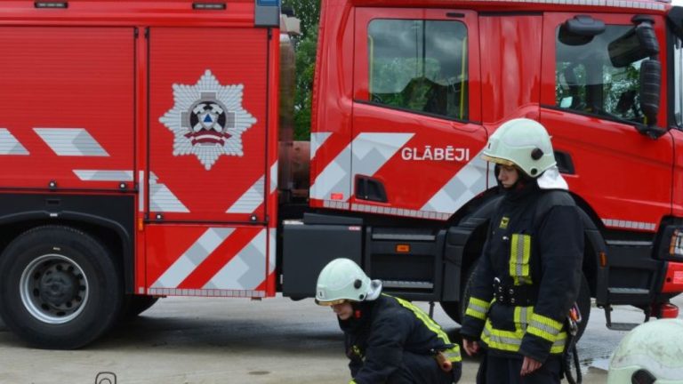 В Даугаву упал автомобиль. Идёт спасательная операция