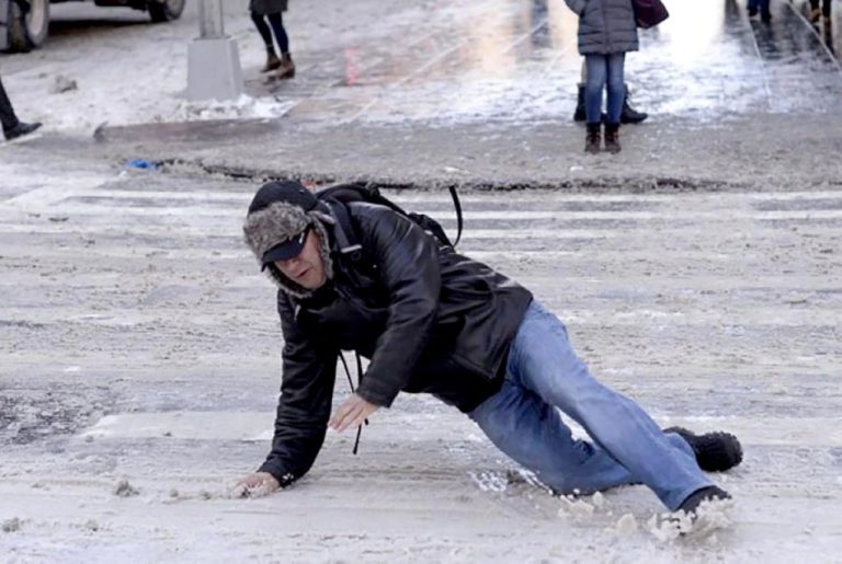 В больнице травматологии и ортопедии - наплыв пострадавших на скользких улицах