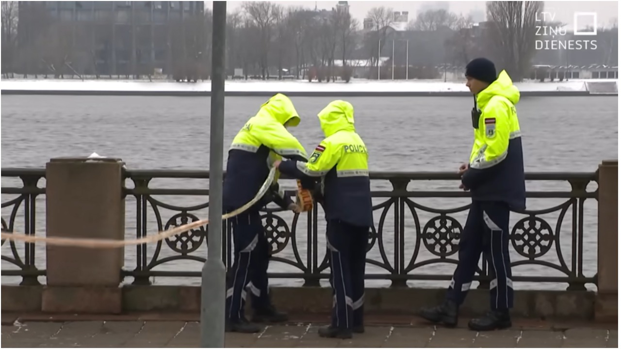 Новое в деле об упавшей в Даугаву машине: установлена личность погибшей женщины