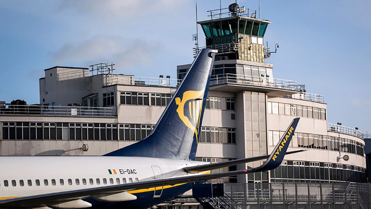 Литовцу, буянившему в аэропорту Дублина, запретили 10 лет летать на Ryanair