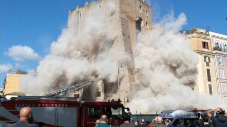 В центре Рима обрушилась средневековая башня Конти: под завалами были люди