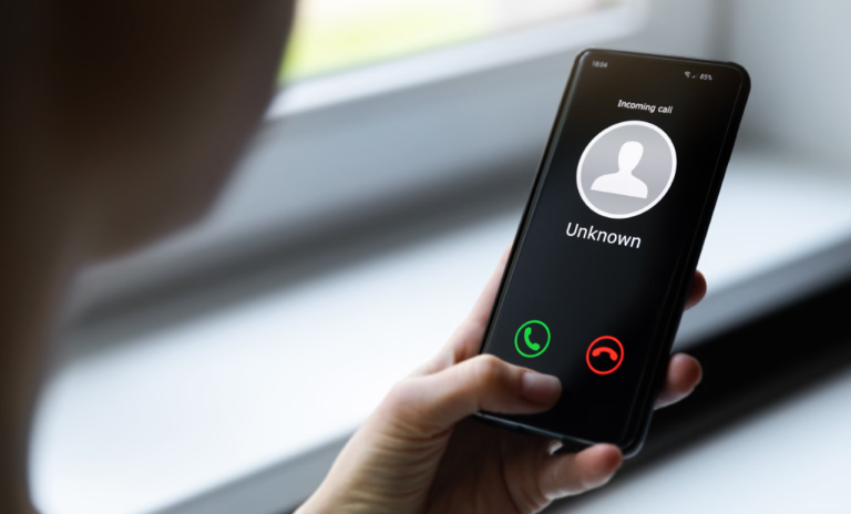 Очередная волна телефонных афер: за неделю жители Латвии потеряли 622 000 евро