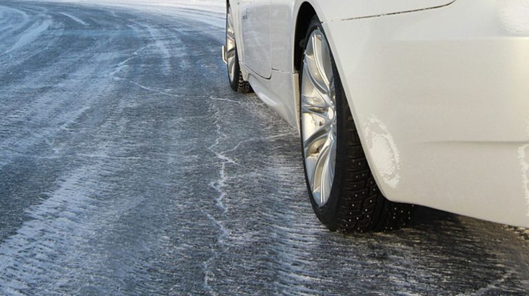 В воскресенье люди по-прежнему получают травмы из-за гололеда