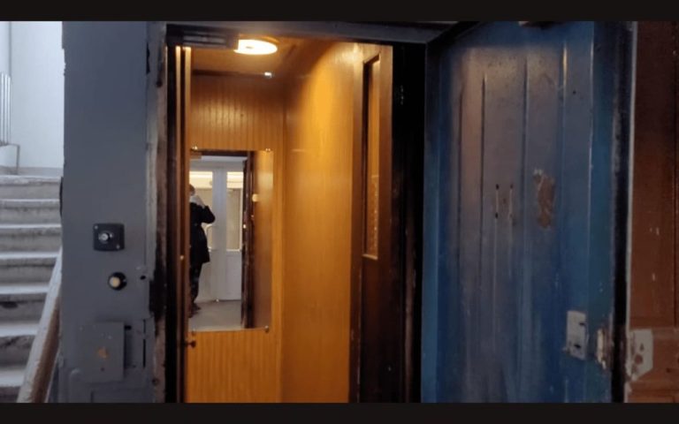 В Риге начинают менять старые лифты в многоэтажках советской постройки