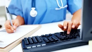 Очередная волна телефонных афер: за неделю жители Латвии потеряли 622 000 евро