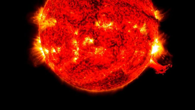 На Землю надвигается мощнейшая магнитная буря - она может стать сильнейшей за год