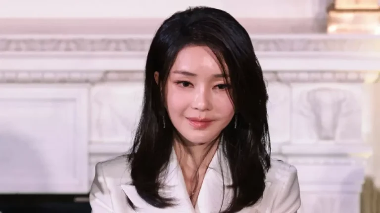 Бывшую первую леди Южной Кореи подозревают в получении взяток от шамана