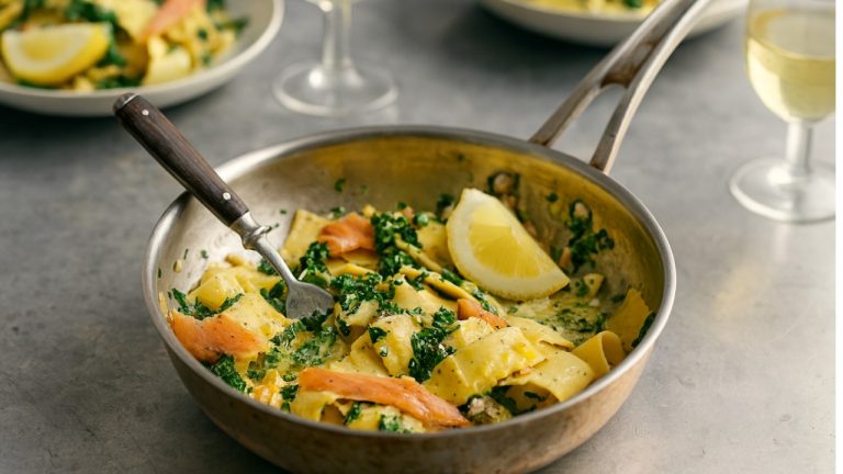 Паста с копчёным лососем по Джейми Оливеру: ужин за 15 минут и минимум посуды