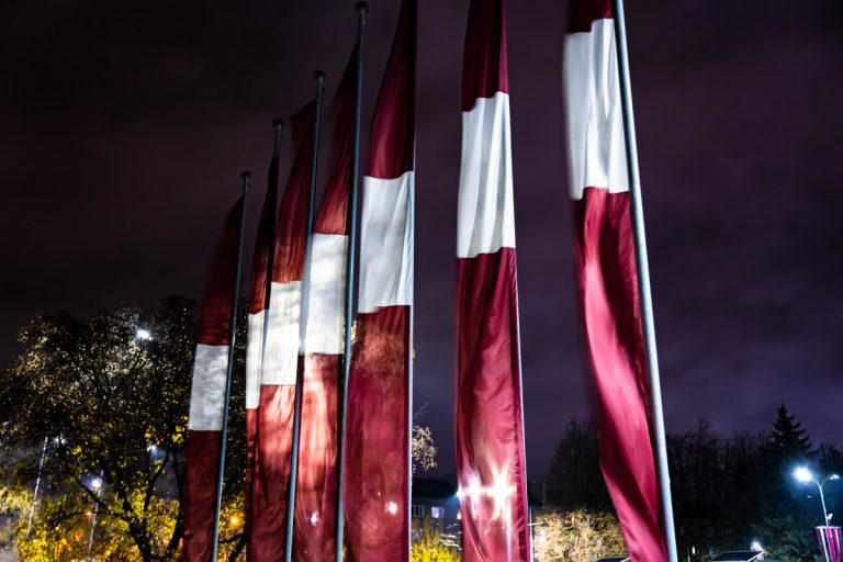 Каждый третий житель Латвии игнорирует государственные праздники (+опрос)