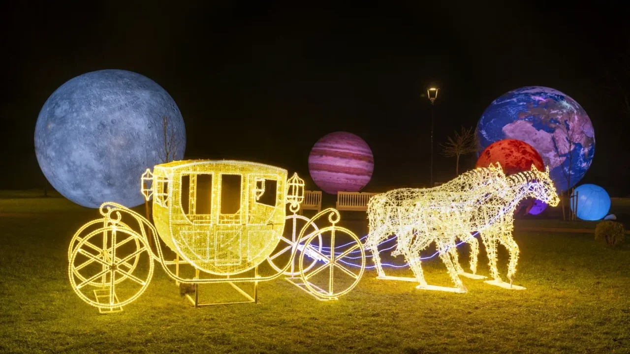 Как в «Снежной королеве»: в Эстонии открылась «Зимняя страна чудес» с гигантской Солнечной системой