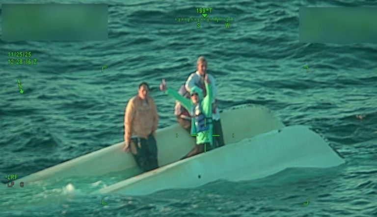 Во Флориде спасли семью, 20 часов дрейфовавшую в открытом море на перевёрнутом катамаране