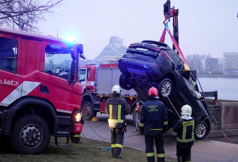 Рижские спасатели подняли со дна Даугавы затонувший автомобиль