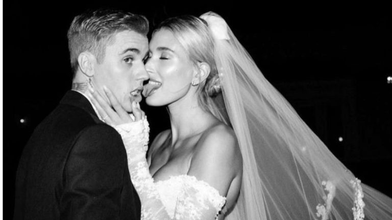 Любовный гороскоп на декабрь 2025 года: Близнецы - влюблены и растеряны, а Телец проходит через поворотную драму