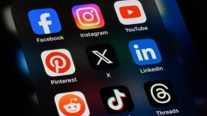 Глава EngineAI подрался со своим роботом T800 и снял это на видео