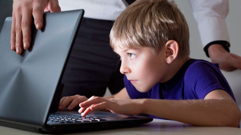 До 16 - нельзя! В Австралии вступил в силу закон о запрете соцсетей для детей