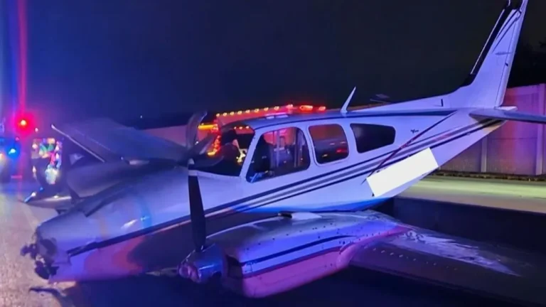 В США самолет совершил аварийную посадку на дорогу и попал под автомобиль