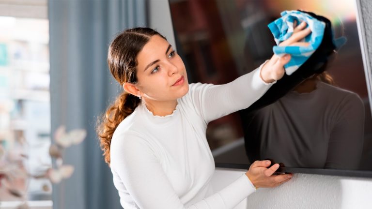 Как безопасно почистить экран телевизора, не повредив его.