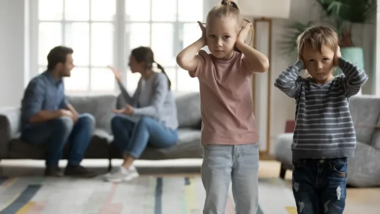 Ссоритесь на глазах у детей? Их мозг страдает больше, чем вы думаете.