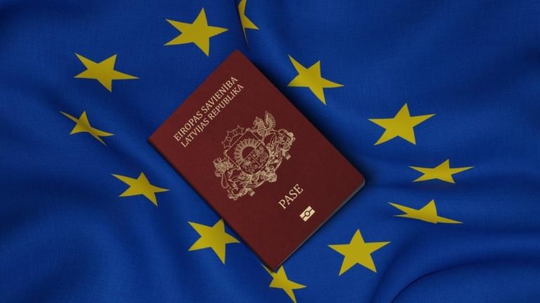 Лишать гражданства и высылать из страны: Cейм Латвии рассмотрел новую иницитиву о нелояльных лицах