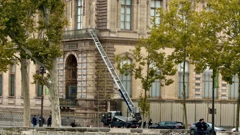 Сколько секунд не хватило охране Лувра, чтобы предотвратить ограбление