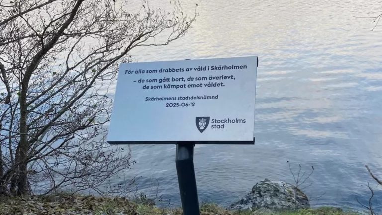 В Стокгольме установили мемориальную доску в память жертв бандитских разборок. Но жителям не понравилось