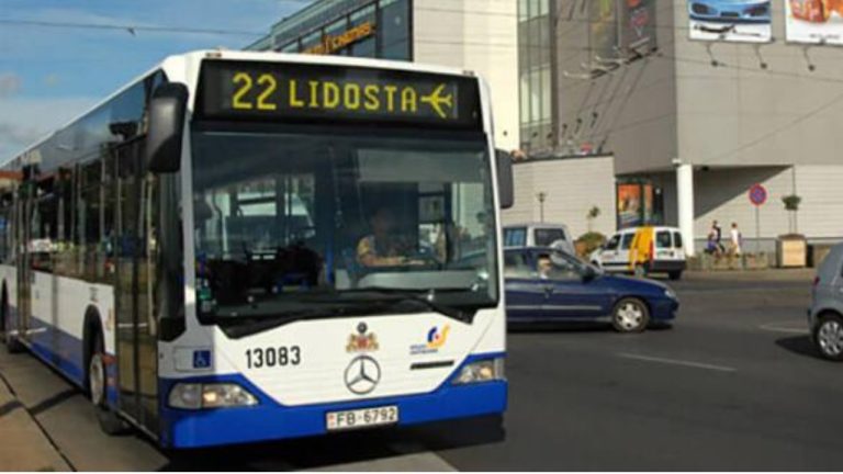 В Риге расширяют льготы на проезд в общественном транспорте: кому какие скидки