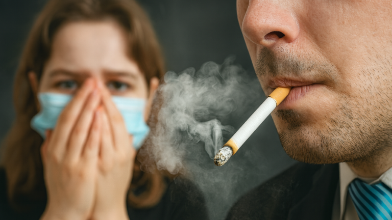 Как быстро избавиться от запаха сигарет в квартире: простые способы, которые действительно работают