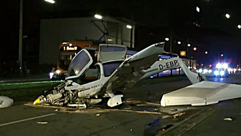 В Германии самолет совершил аварийную посадку на оживленную улицу: есть пострадавшие