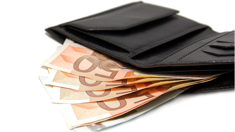 Латвия вводит бесплатные государственные консультации для должников