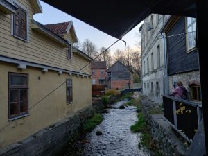 Из-за снега и гололёда в Латвии затруднено движение по автодорогам