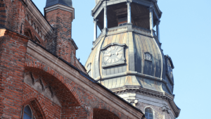 Семьи с одним или двумя детьми планируют потратить на праздники от 50 до 150 евро - опрос