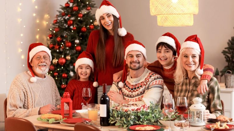 Как пережить новогодние семейные встречи без ссор: советы психолога, которые действительно работают