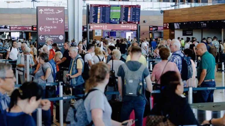 Рождественский хаос в аэропортах Европы: забастовки могут нарушить ваши планы